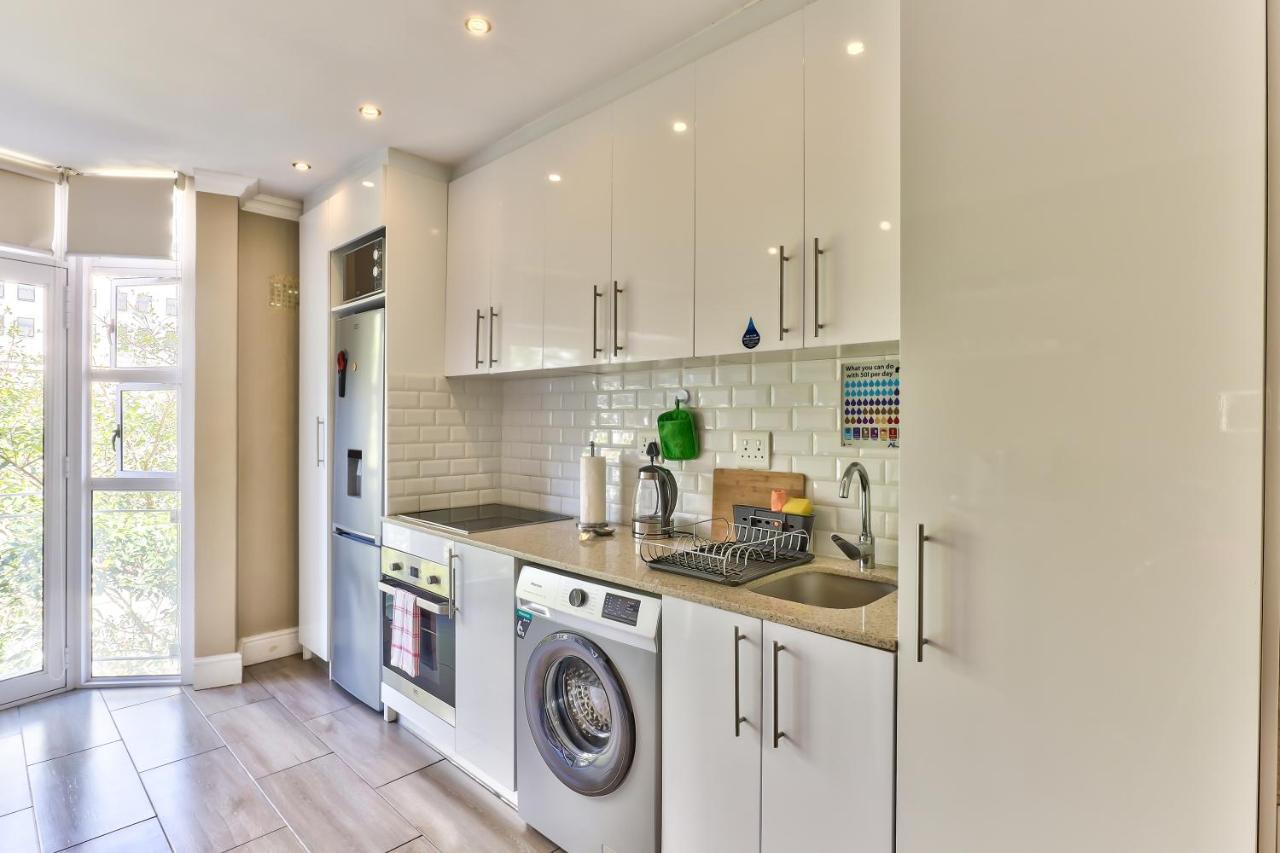 Hyde Park On The Square Apartment Кейптаун Екстериор снимка