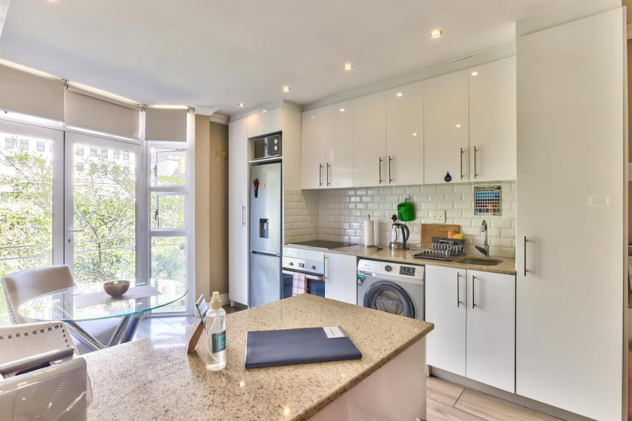 Hyde Park On The Square Apartment Кейптаун Екстериор снимка