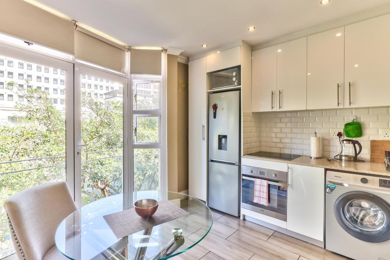 Hyde Park On The Square Apartment Кейптаун Екстериор снимка